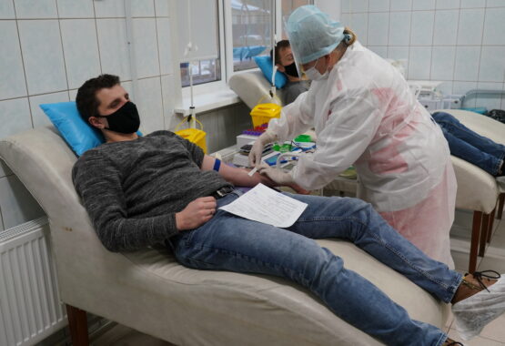 Заводчане принимают участие в благотворительной акции по безвозмездной сдаче крови.