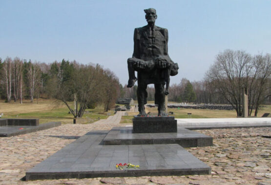 Мемориальный комплекс «Хатынь» – символ народной памяти.